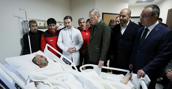 Başkan Erdoğan'dan Kilis Devlet Hastanesi'nde depremzedelere ziyaret